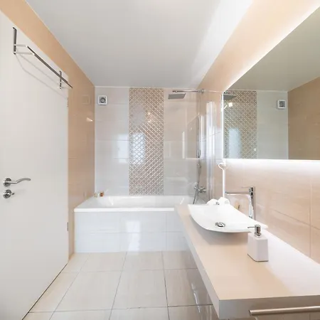 Four Bedroom Penthouse By Swiss * Montreux
