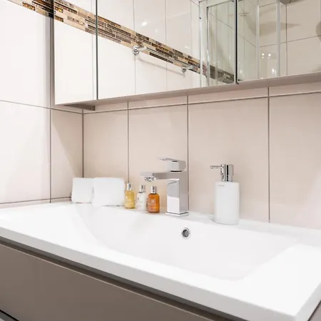 Appartement Four Bedroom Penthouse By Swiss
